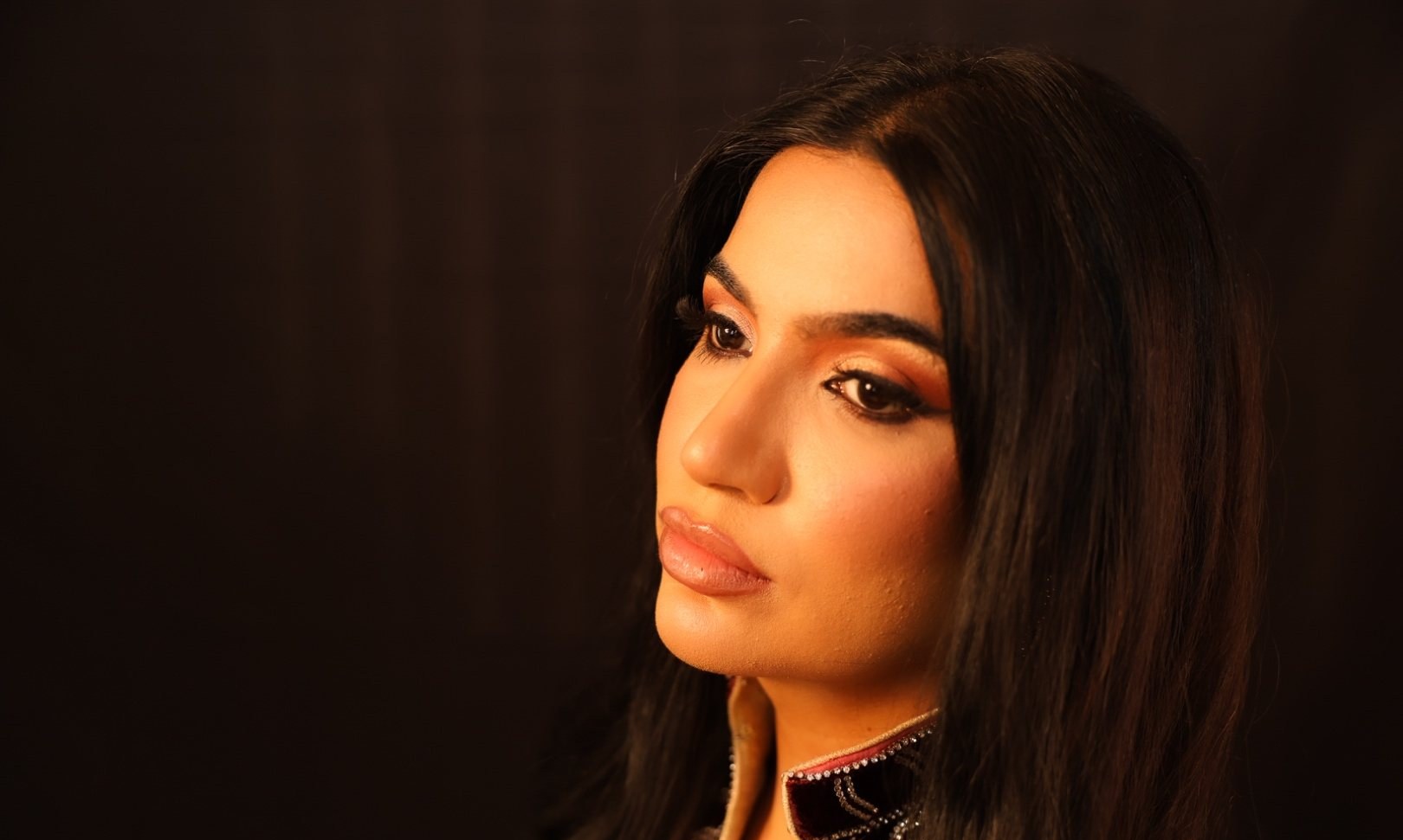 Close beauty portrait, warm light